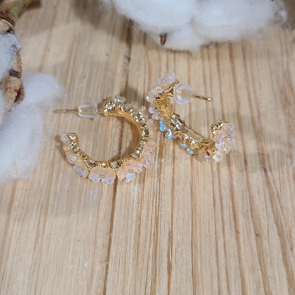 🌼🌼NEW🌼🌼VERY PRETTY!! Irridecent Flower Hoop Earrings in GOLD - Picture 11 of 16